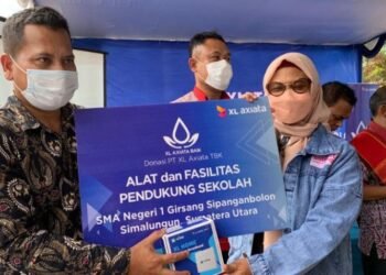 Karyawan XL Axiata edukasi internet siswa di kawasan Danau Toba