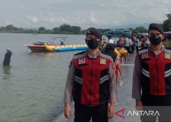 Pantai Bul-Bul di Kabupaten Toba ramai wisatawan