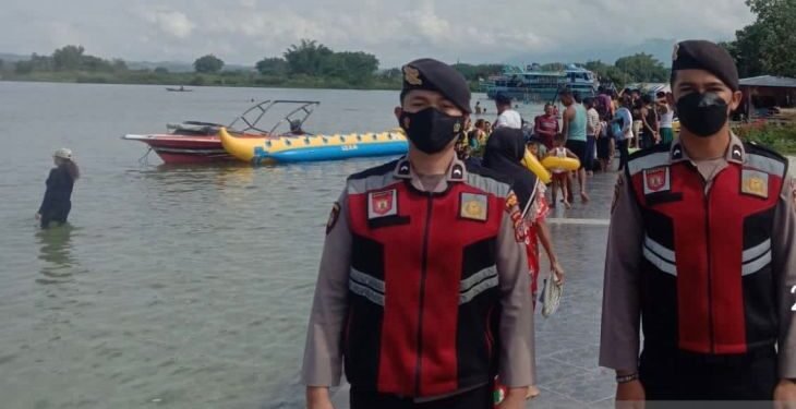 Pantai Bul-Bul di Kabupaten Toba  ramai wisatawan
